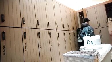 七月最新流出大神潜入国内某洗浴会所四处游走泳池戏水更衣偷拍~极品美女不期而遇